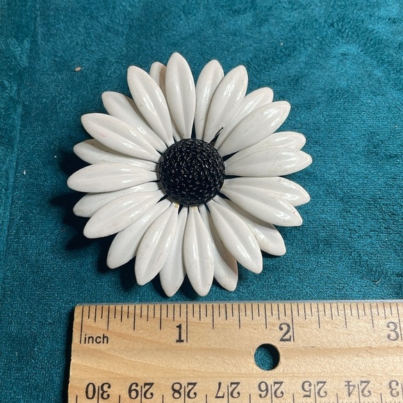 Vintage Enamel White Daisy Flower Brooch - Picture 7 of 7